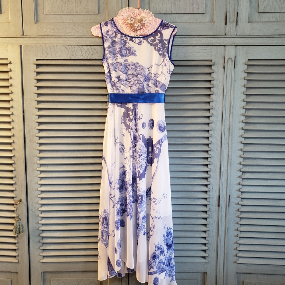 💙Gorgeous white and blue floral maxi dress, size junior's XL, barely worn💙